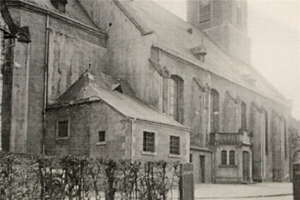 Warum die Mauritius-Kirche und das gesamte Dorf vor 300 Jahren umziehen mussten Ein nicht datiertes Foto zeigt, wie es früher an der Mauritius-Kirche in Nordkirchen aussah.