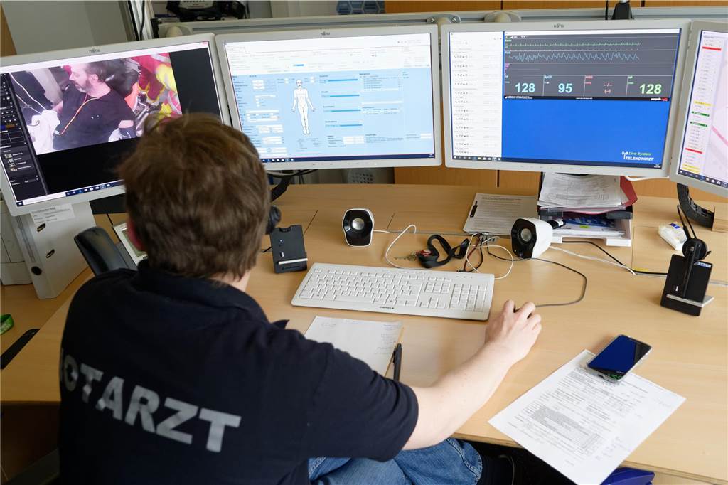 Der Telenotarzt kommt: Vereinbarung mit Hagen und Dortmund geschlossen Ein Notarzt sitzt in der Feuerwache an dem Arbeitsplatz für Telenotärzte. Wenn es nicht um Leib und Leben geht, braust nicht gleich ein Notarzt los. Das Einsatz-Modell spart Ressourcen. Jetzt soll es auch im Kreis Unna eingeführt werden.