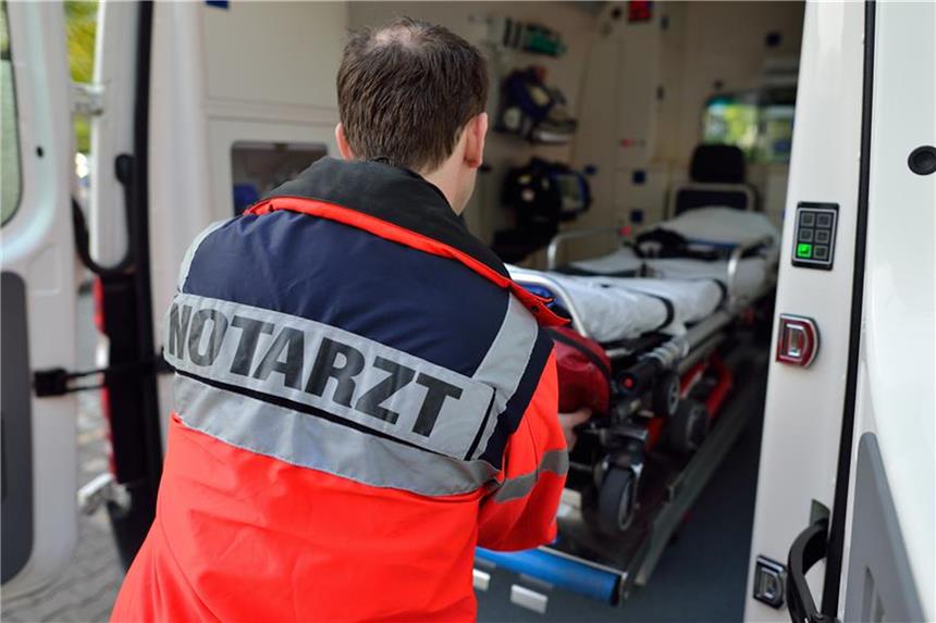 Auto fährt gegen Erdwall und überschlägt sich Ein Notarzt (Symbolbild).