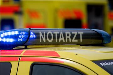 Ein Notarztwagen mit Blaulicht ist zu sehen. Foto: Monika Skolimowska/Archiv