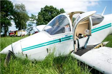 Ein notgelandetes Kleinflugzeug liegt auf einem Feld in Niedersachsen. Im vergangenem kam es zu deutlich mehr Unfällen in der deutschen Zivilluftfahrt. Foto: Hauke-Christian Dittrich