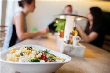 Ein Nudelgericht steht in einem Restaurant von Vapiano auf dem Tisch. Foto: Rolf Vennenbernd/Archiv