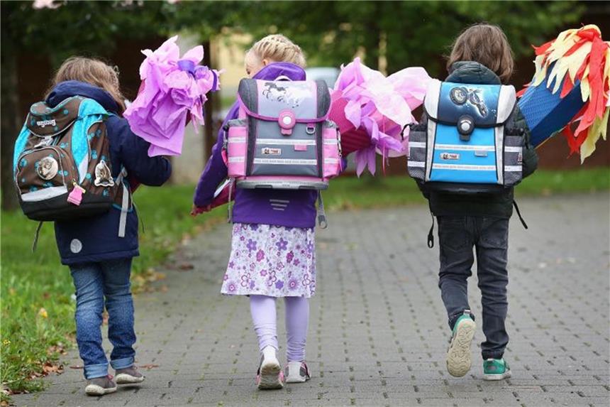 Praktische Geschenke zur Einschulung von den Großeltern Ein nützliches Geschenk zur Einschulung ist der Schulranzen. Foto: Thomas Warnack/Symbolbild