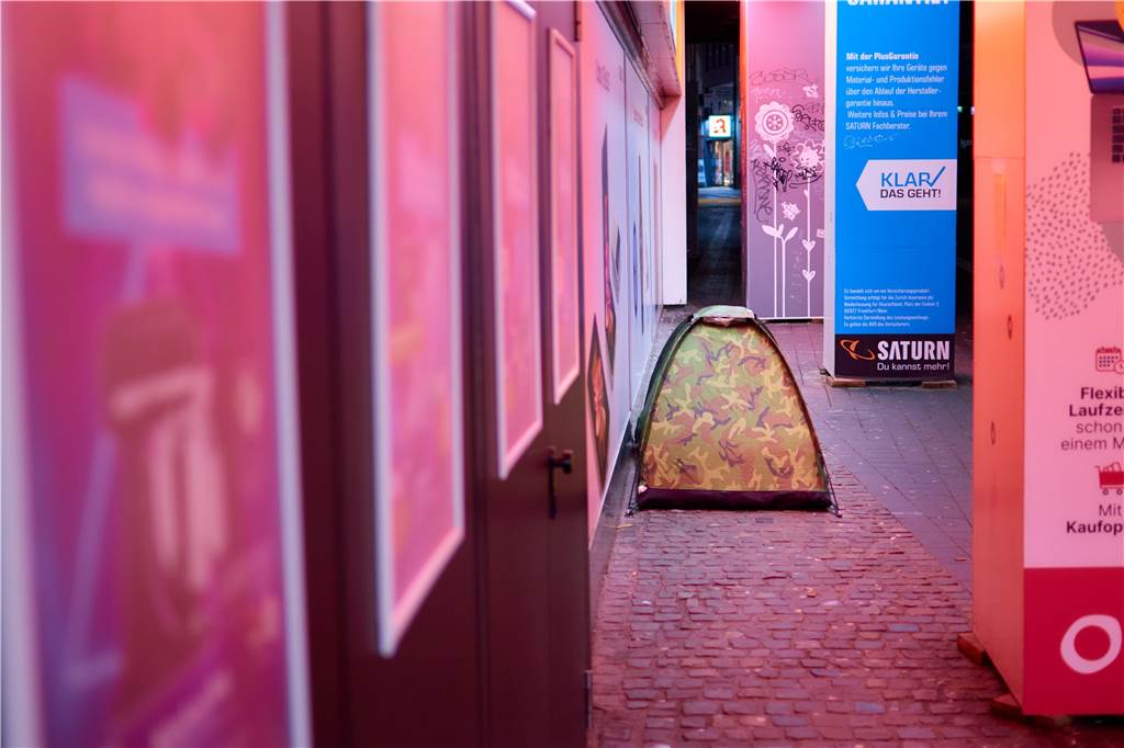 AfD verteilt Hilfs-Pakete an Obdachlose und nutzt Aktion für Hetze Ein Obdachloser hat Anfang 2022 ein Zelt auf dem Westenhellweg aufgeschlagen. Zwischen Obdachlosen herrscht auch im öffentlichen Raum eine Konkurrenz um Schlafstellen.