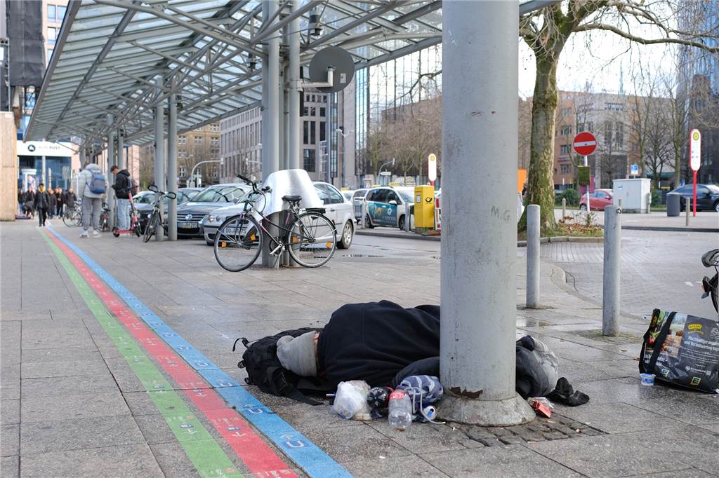 Stadt Dortmund lässt Obdachlosenlager am Hauptbahnhof entfernen Ein obdachloser Mann liegt einige Tage nach dem Einsatz vor dem Hauptbahnhof.