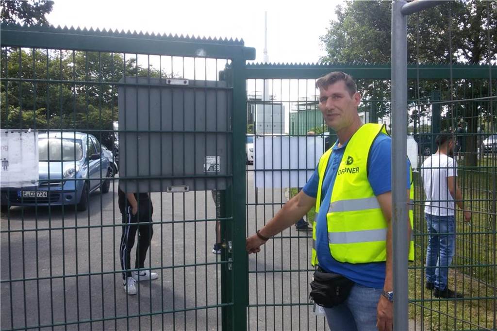 Unsere markantesten Bilder aus 365 Tagen Pandemie in Castrop-Rauxel Ein Ordner verschloss am 12. Juli 2020 nach dem 100. Zuschauer das Eingangstor beim Freundschaftsspiel der Spvg Schwerin gegen den VfB Habinghorst.