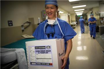 Ein Organ für eine Transplantation wird in einer Kiste getragen: Die Zahl der Drogentoten, die mindestens ein Organ spendeten, hat sich von 59 (2000) auf 1029 (2016) erhöht. Foto: University Of Utah Health Care
