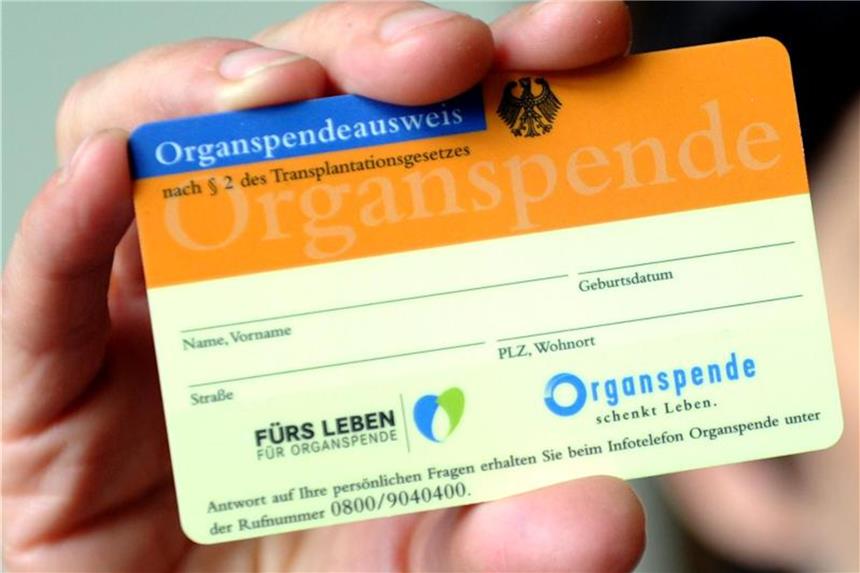 Organspenderzahlen in NRW auf Tiefstand Ein Organspendeausweis ist zu sehen. Foto: Caroline Seidel/Archiv