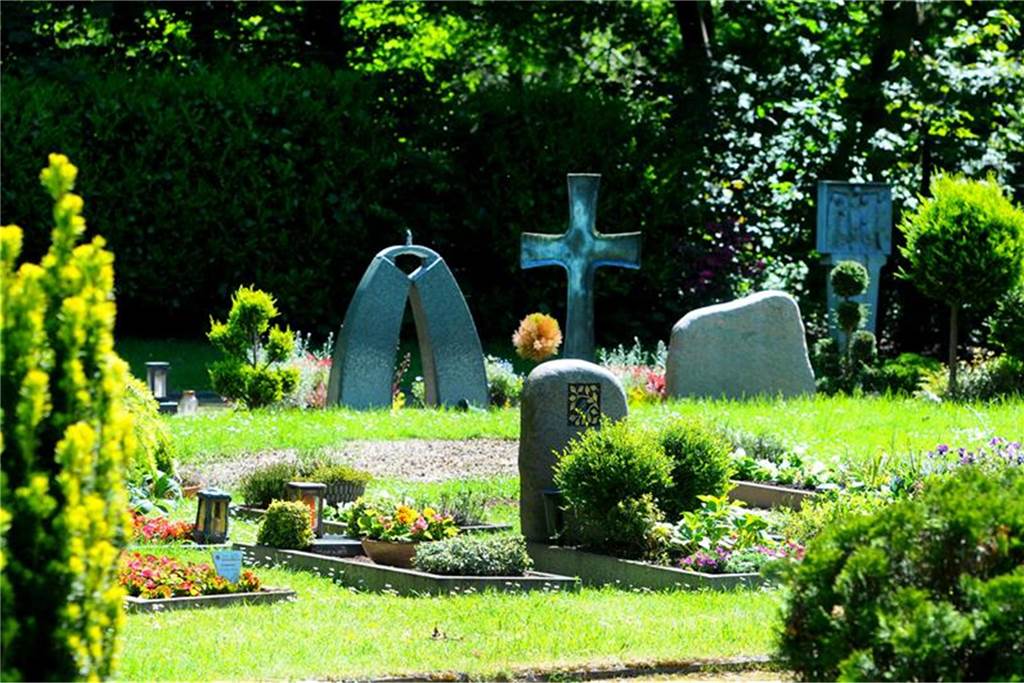 Gräber im Sonnenschein auf einem Friedhof.