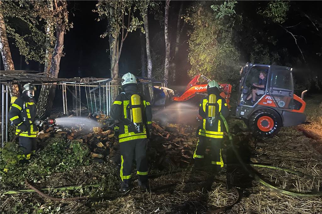 Brandstiftung? Polizei suchte in der Nacht mit einem Hubschrauber nach Verdächtigen Ein ortsansässiger Garten- und Landschaftsbauer unterstützte die Feuerwehr bei ihren Löscharbeiten.