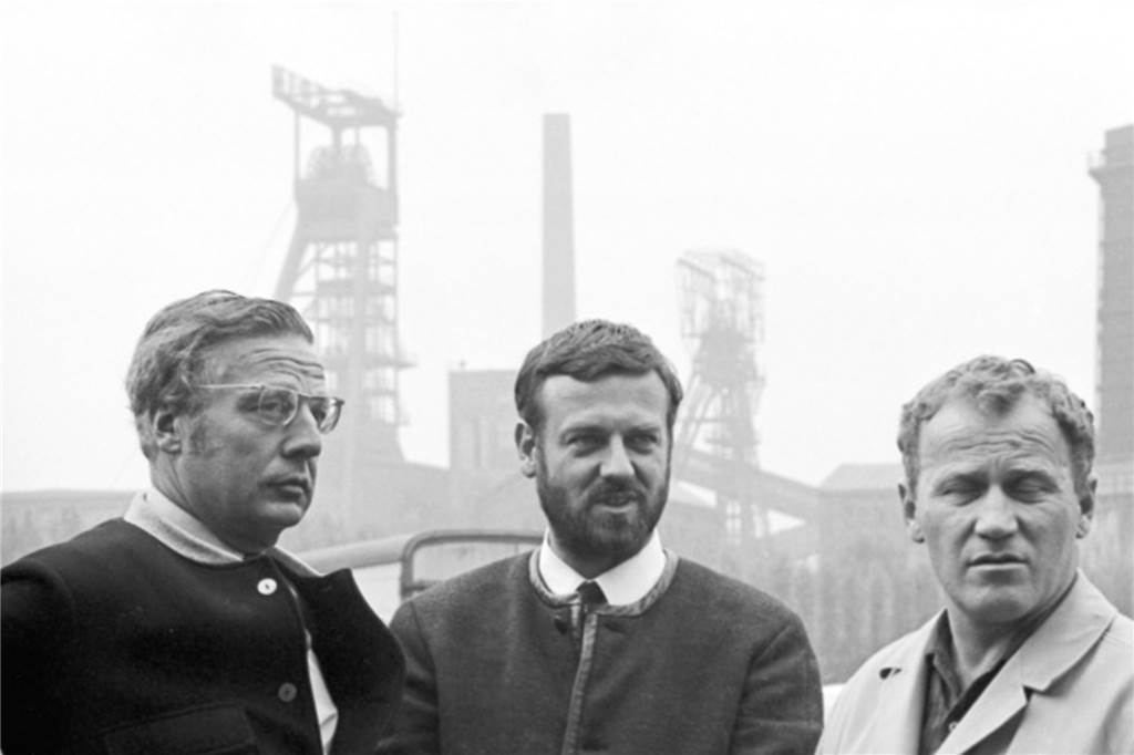 Zwei bekannte Gesichter: Der Tatort-Regisseur und der Tatort-Fotograf Ein Orwat-Foto von 1968 zeigt den neuen WLT-Intendanten Hans Dieter Schwarze (Mitte) vor der Erin-Kulisse mit den Autoren Erwin Sylvanus (l.) und dem Schriftsteller Max von der Grün während der Dreharbeiten zum Spielfilm „Flächenbrand“.