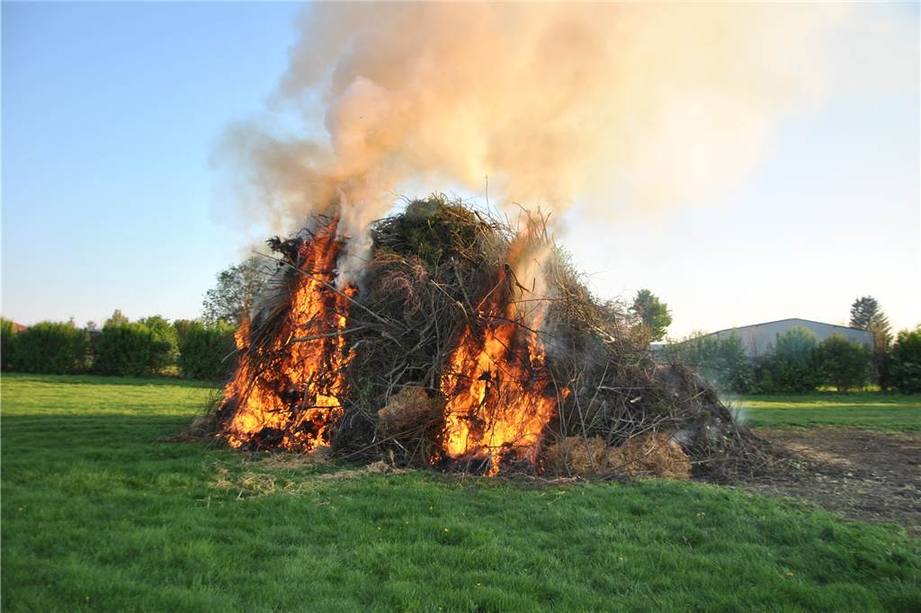 Kuriose Osterbräuche: Eier-Wettessen und Böllern mit Milchkannen Ein Osterfeuer