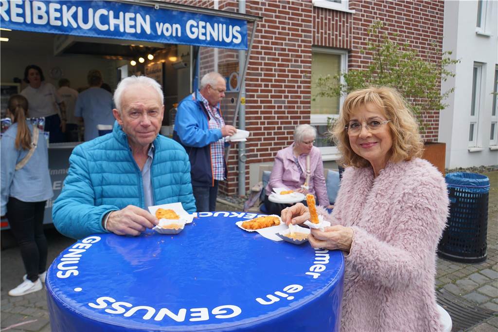 Ein Paar aus Netteberge ließ sich Reibekuchen schmecken