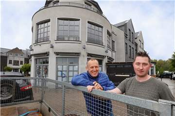 Ein paar Baustellen haben Rainer Enste (li) und sein Schwager David Seepe im neuen Restaurant „Pier 47“ in der Marina in Bergkamen noch. Aber der Eröffnung steht nicht mehr viel im Wege. 