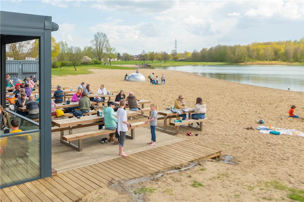 Ein paar Besucher haben am Horstmarer See sogar das Strandhandtuch ausgepackt. 