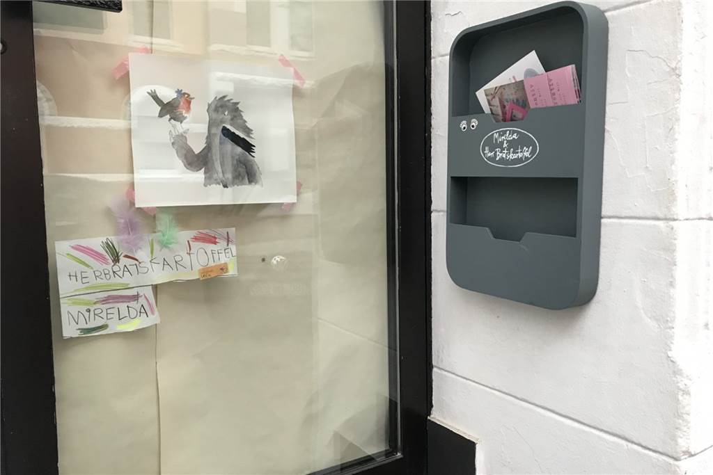 Aus für Laden im Kreuzviertel: „Dabei hätte das Konzept funktioniert“ Ein paar Flyer sind noch zu haben neben der Eingangstür. Das Kreativcafé hat allerdings dauerhaft geschlossen.