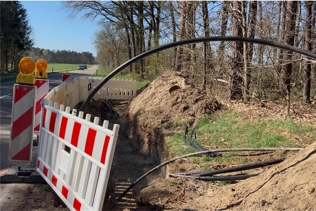 Verwirrung über Tempolimit auf dem Vredener Dyk Ein paar kleine Leitungen gucken aus dem Boden am Fahrbahnrand hervor. Den Vredener Dyk verengt das aber nicht. Trotzdem gilt dort Tempo 30.