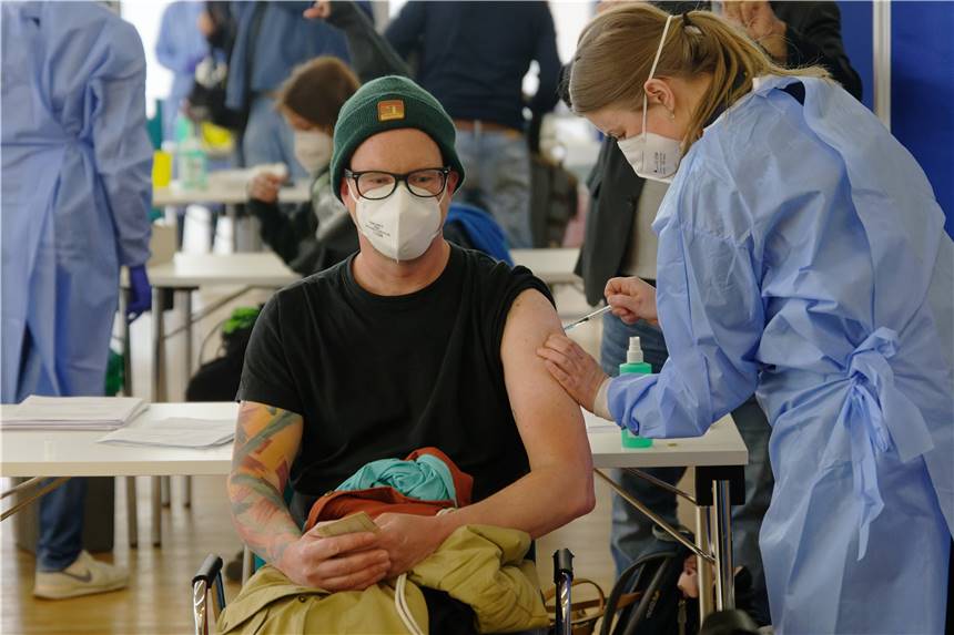 Mehr Freiheiten für Geimpfte und Genesene - und was sie ab jetzt wieder dürfen Ein paar Maßnahmen zur Eindämmung der Corona-Pandemie gelten in Deutschland für Geimpfte und Genesene seit Sonntag nicht mehr.