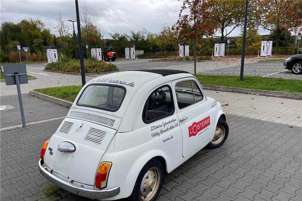 Größter Ladepark Castrop-Rauxels für E-Autos fast fertig: Ionity ist bereit Ein paar Meter ist es zum Eingang der L'Osteria: In der Ecke des Parkplatzes steht jetzt ein Ladepark. Für diesen Werbe-Oldtimer ist der allerdings nicht geeignet.