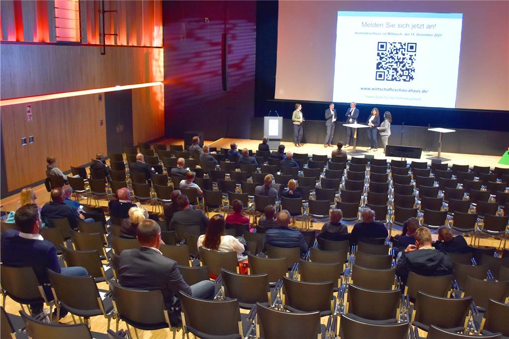 40.000 Besucher erwartet – dritter Anlauf für die Wirtschaftsschau Ein paar Monate sind es noch bis zur Wirtschaftsschau im Mai 2022. Bis dahin muss die Resonanz noch größer werden. Nur knapp 50 Zuhörer haben sich in der Stadthalle über den Stand der Dinge informiert.