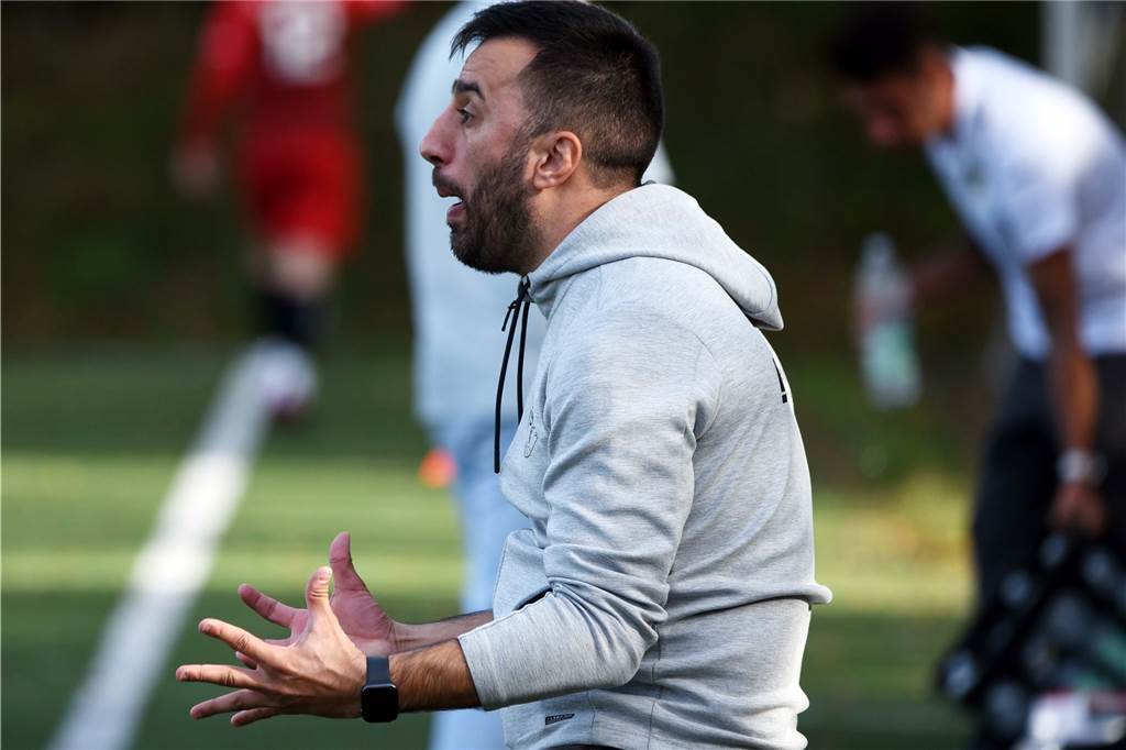 SV Lembeck ist entthront: Schermbeck und Raesfeld nutzen die Gunst der Stunde Ilkay Kara an der Seitenlinie
