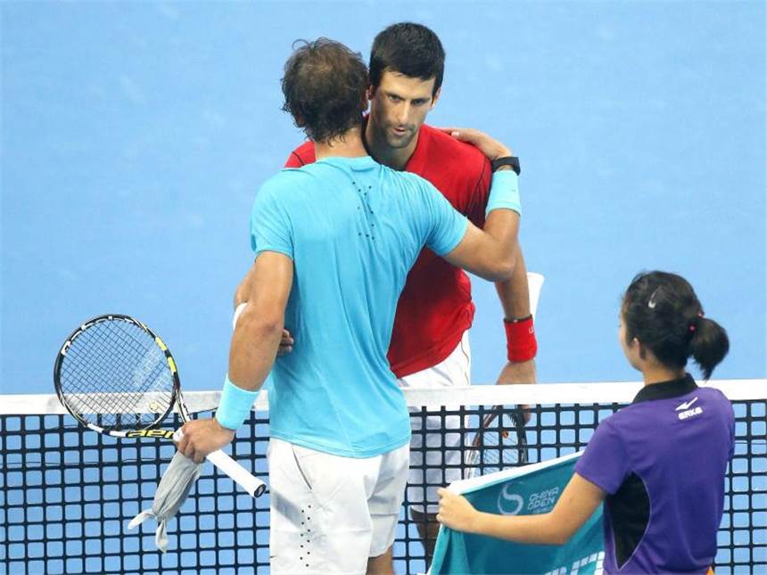 Nadal Nummer eins, aber Niederlage gegen Djokovic Ein paar Worte richtete Nadal an seinen Bezwinger nach der Partie. Foto: Rolex Dela Pena