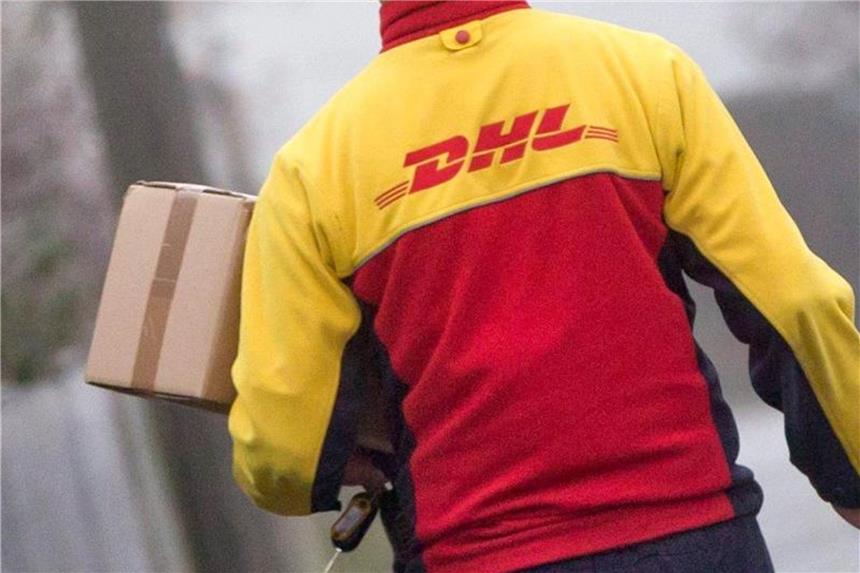 Rekord bei Post-Beschwerden wahrscheinlich Ein Paketzusteller liefert in seinem Zustellbezirk Sendungen aus. Foto: Daniel Karmann