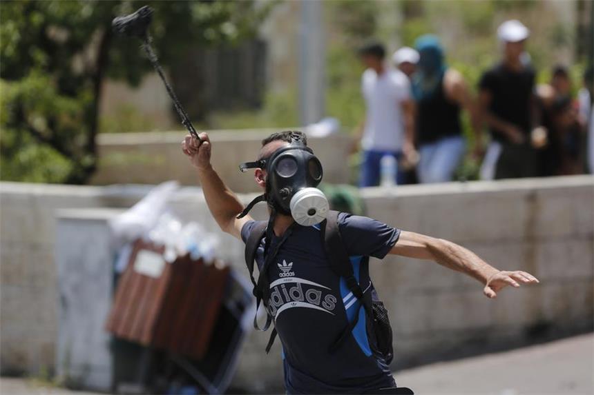 Palästina bricht Kontakte zu Israel ab Ein palästinensischer Demonstrant benutzt in Bethlehem (Westjordanland) eine Steinschleuder und schießt damit in Richtung von israelischen Soldaten.