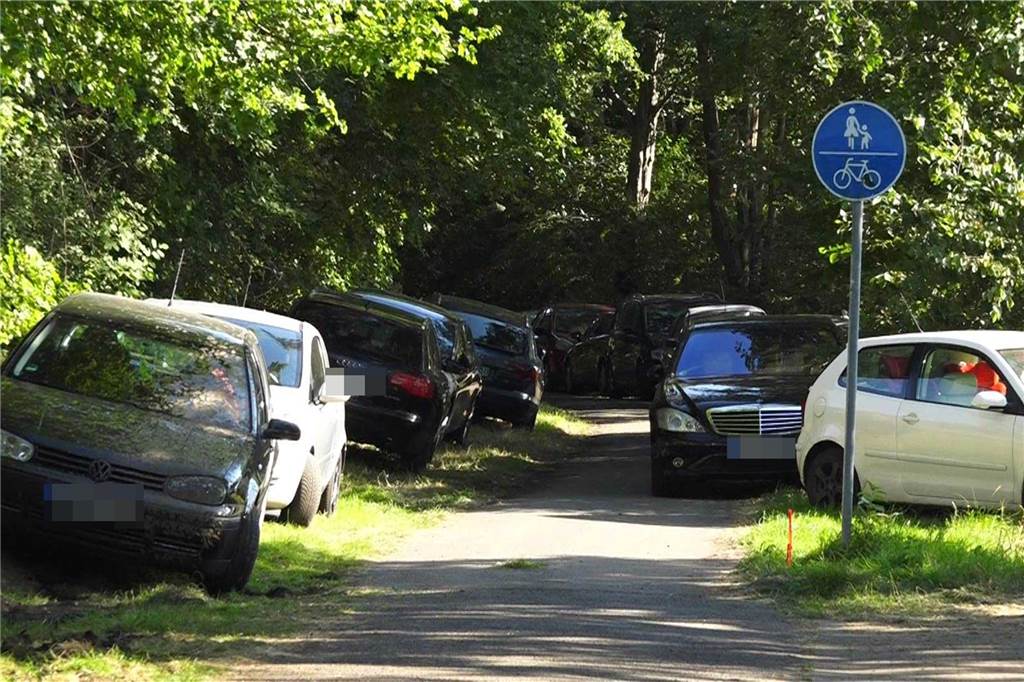 Parkchaos und Tumulte an Dortmunder Freibad: Politik fordert Besucherlimit Parkchaos am 19.7.22 rund ums Freibad in Deusen