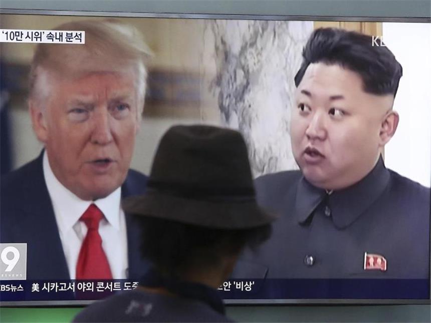 Trump beharrt auf "Feuer-und-Wut"-Äußerung Ein Passant blickt in Seoul auf einen Bildschirm, auf dem von einem Nachrichtensender Bilder Kim Jong Un und Donald Trump gezeigt werden. Foto: Ahn Young-Joon