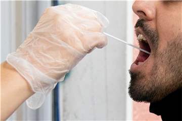 Ein Patient lässt vor einer Arztpraxis einen Abstrich für einen Corona-Test machen. Im Kreis Borken explodieren die Infizierten-Zahlen.