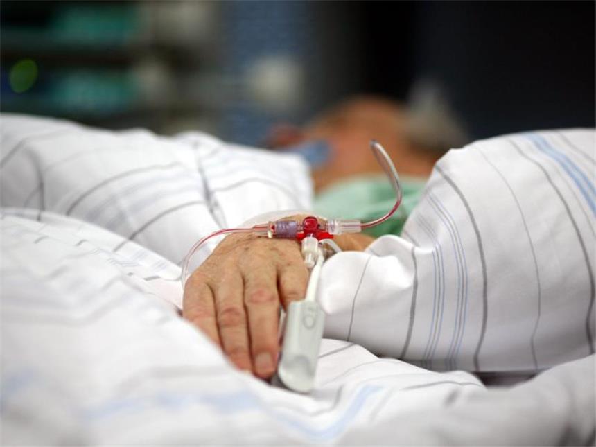 Intensivstation: Wochenend-Einlieferung erhöht Sterberisiko Ein Patient liegt auf der Intensivstation eines Krankenhauses. Foto: Kay Nietfeld