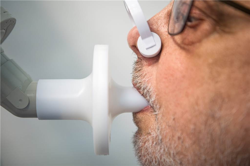 Long-Covid: Eine Mutter berichtet, wie die Krankheit ihr Leben verändert Ein Patient sitzt in einer Klinik am Teutoburger Wald, in der Long-Covid-Patienten behandelt werden, zur Überprüfung seiner Lungenfunktion in einem Bodyplethysmographen. Rund 40 Prozent der mit dem Coronavirus infizierten Menschen haben einer Studie der Universitätsklinik Mainz zufolge Long-Covid-artige Symptome - unabhängig davon, ob sie von ihrer mehr als sechs Monate zurückliegenden Infektion wussten oder nicht.