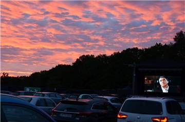 Ein perfekter Sonnenuntergang zum herausragenden Film - der Start des Olfener Autokinos hätte noch mehr Besucher verdient gehabt.