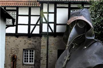 Ein Pestdoktor vor dem Werner Pesthäuschen. In den Schnabelmasken hatten die Ärzte in Essig und Kräuter getränkte Säckchen, die sie vor einer Infektion schützen sollten.