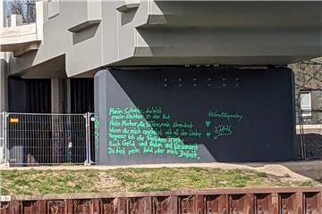 Ein Pfeiler der Hochstadenbrücke ist bereits kurz nach dem Neuanstrich von Unbekannten verunstaltet worden.