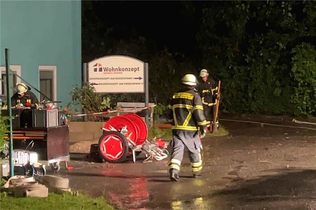 Wasser in Klinik, Bäume auf Gleisen: Gewitter richtet in Dortmund große Schäden an Ein Pflegeheim musste teilweise evakuiert werden, weil die Wassermassen drohten das Gebäude zu fluten.