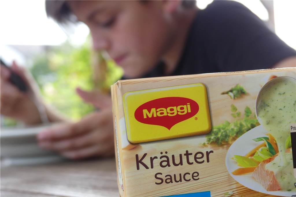 Angst vor dem Labello: Helikoptereltern sind mitten unter uns Ein Pfund Hackfleisch anbraten, darauf einen halben Liter Wasser gießen und Maggifix für Kräutersauce einrühren. Fertig. An Kartoffeln servieren. Schmeckt stark!
