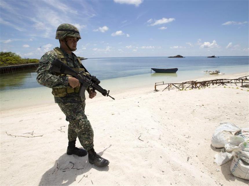 Südchinesisches Meer: USA und China auf Konfrontationskurs Ein philippinischer Soldat patrouilliert über die Insel Pagasa im Südchinesischen Meer. Foto: Ritchie B. Tongo