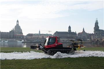 Ein Pistenbully präpariert am Elbufer in Dresden die Langlaufstrecke. Foto: Sebastian Kahnert