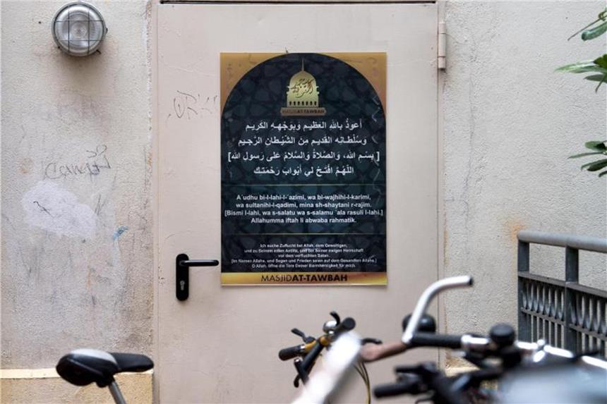 „Spiegel“: NRW prüft Verbot radikaler Moscheen Ein Plakat des Moschee-Vereins „Fussilet 33“ in Berlin: Hier verkehrte auch der Weihnachtsmarkt-Attentäter Anis Amri. Foto: Bernd von Jutrczenka