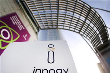Ein Plakat des Ökostrom-Konzerns Innogy hängt an einer Fassade. Foto: Ina Fassbender/Archiv