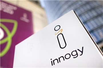 Ein Plakat des Ökostrom-Konzerns Innogy hängt vor der Bilanzpressekonferenz an einer Fassade. Foto: Ina Fassbender/Archiv