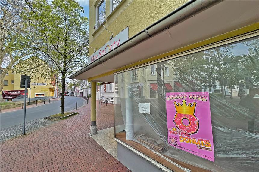 Donut-Shop eröffnet bald in Kamen: Ein Himmel für Naschkatzen Ein Plakat kündigt an, dass am Geist in der Kamener Innenstadt ein Standort des Unternehmens „Royal Donuts“ eröffnen wird.