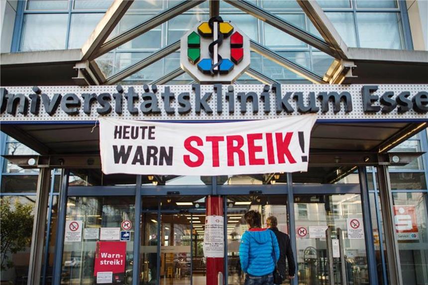 Ein Plakat mit der Aufschrift "Heute Warnstreik" hängt vor dem Universitätsklinikum Essen.Foto: Maja Hitij/Archiv