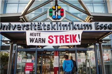 Ein Plakat mit der Aufschrift "Heute Warnstreik" hängt vor dem Universitätsklinikum Essen.Foto: Maja Hitij/Archiv