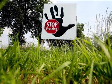 Ein Plakat mit der Aufschrift «Stop Fracking» steht am Niederrhein in einem Feld (Archiv). Foto: Martin Gerten