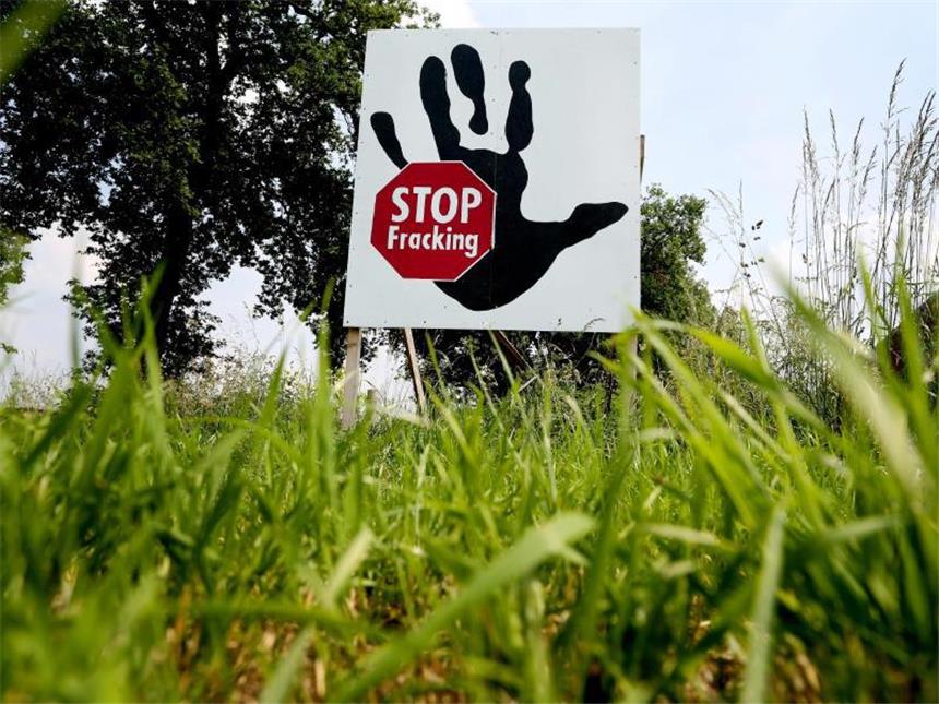 Widerstand gegen Fracking in der SPD-Fraktion Ein Plakat mit der Aufschrift «Stop Fracking» steht am Niederrhein in einem Feld (Archiv). Foto: Martin Gerten
