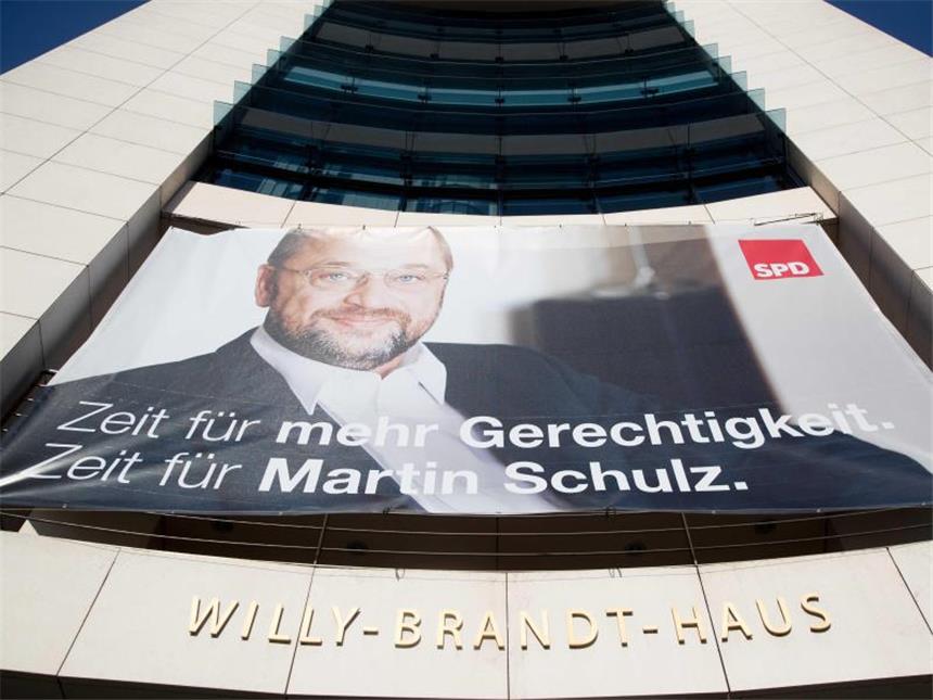 Fix: SPD nominiert Schulz als Kanzlerkandidaten Ein Plakat mit einem Foto des neuen SPD-Kanzlerkandidaten an der SPD-Parteizentrale in Berlin. Foto: Kay Nietfeld