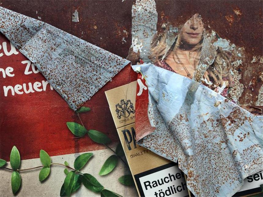 Drogenbeauftragte: Verbot der Tabakaußenwerbung vor der Wahl Ein Plakat mit Zigarettenwerbung löst sich von einer Plakatwand. Die Drogenbeauftragte will diese Art der Werbung gänzlich verbieten. Foto: Karl-Josef Hildenbrand